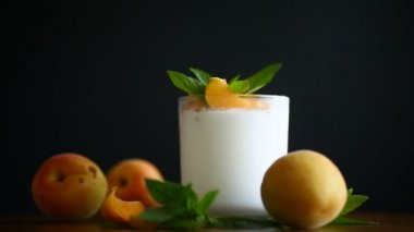 Olgun kayısı ile ev yapımı yoğurt