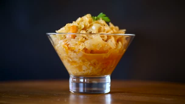 Chou cuit aux carottes dans un bol en verre — Video