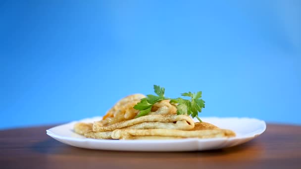 Fines crêpes frites farcies au chou cuit dans une assiette — Video
