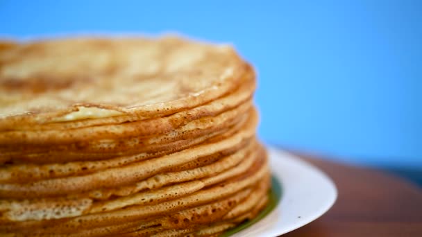 Grote hoge stapel van dunne pannenkoeken in een bord — Stockvideo