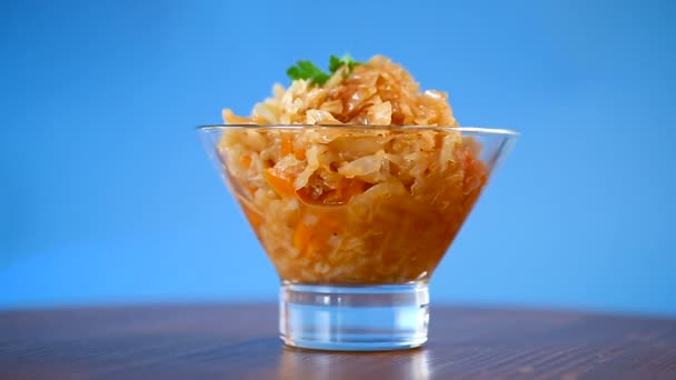 Stewed cabbage with carrots in a glass bowl — Stock Video