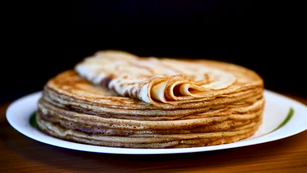 Big high stack of thin pancakes in a plate — Stock Video