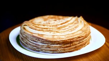 bir tabak içinde ince krep büyük yüksek yığını