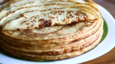 bir tabak içinde ince krep büyük yüksek yığını