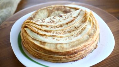 bir tabak içinde ince krep büyük yüksek yığını