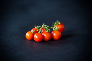 küçük Olgun kırmızı kiraz domates dal