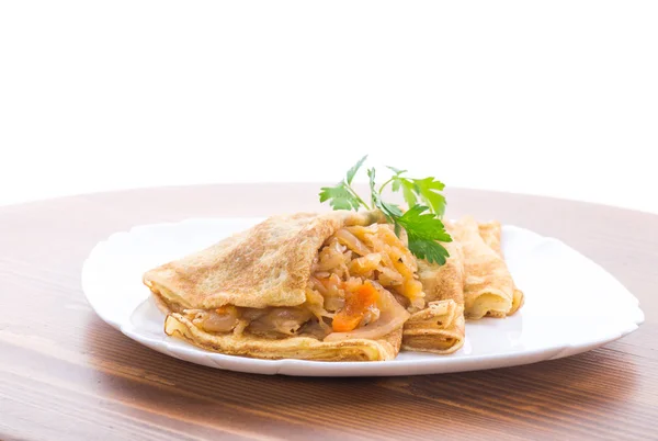 Tortitas Fritas Delgadas Con Relleno Col Estofada Plato Sobre Fondo — Foto de Stock