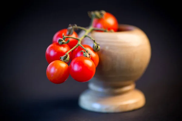 Pequenos Tomates Cereja Vermelhos Maduros Boliche Madeira Uma Mesa — Fotografia de Stock