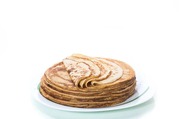 Großer hoher Stapel dünner Pfannkuchen in einem Teller — Stockfoto