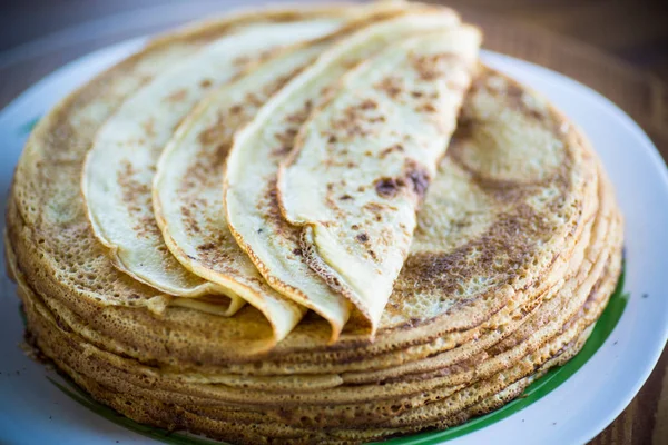 Grande Pile Crêpes Fines Dans Une Assiette Sur Une Table — Photo