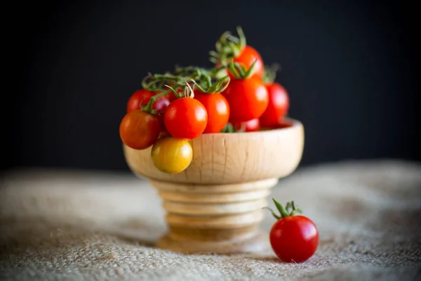 Pequenos Tomates Cereja Vermelhos Maduros Boliche Madeira Uma Mesa — Fotografia de Stock