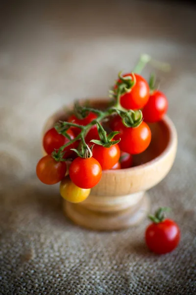 Kleine Reife Rote Kirschtomaten Einer Hölzernen Schüssel Auf Einem Tisch — Stockfoto