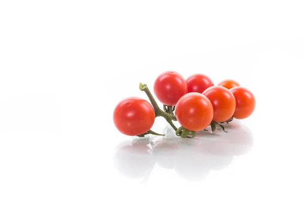 Pequeños Tomates Rojos Cereza Maduros Aislados Sobre Fondo Blanco —  Fotos de Stock