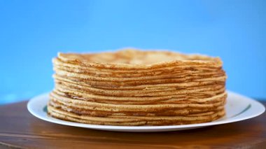 bir tabak içinde ince krep büyük yüksek yığını