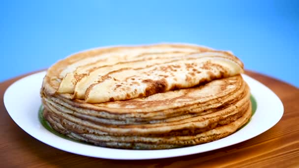 Grote hoge stapel van dunne pannenkoeken in een bord — Stockvideo