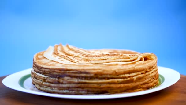 Stor hög stack av tunna pannkakor i en tallrik — Stockvideo