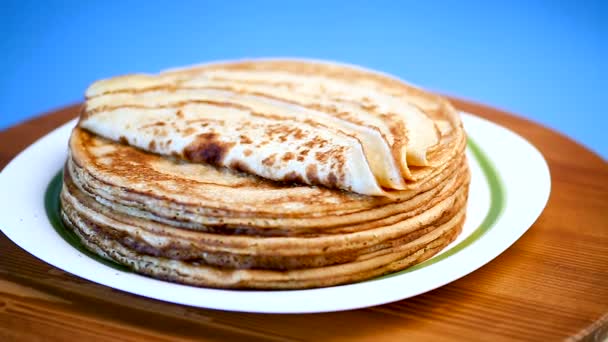 Big high stack of thin pancakes in a plate — Stock Video