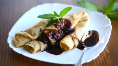 ince kızarmış krep reçel bir plaka ile doldurulmuş