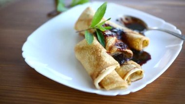 ince kızarmış krep reçel bir plaka ile doldurulmuş
