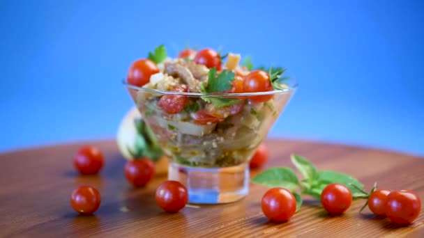 Μια ζεστή σαλάτα από ψητές μελιτζάνες και πιπεριές με ντοματίνια — Αρχείο Βίντεο