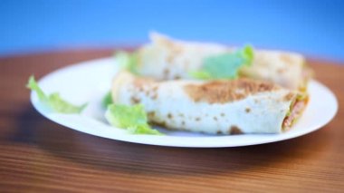 salata yaprakları ve bir tabak içinde pastırma ile ince krep