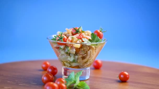 Una ensalada caliente de berenjena al horno y pimientos con tomates cherry — Vídeo de stock