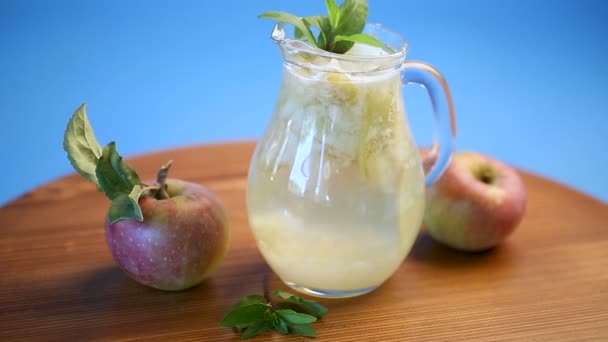 Летний сладкий холодный компот из свежих яблок с веточкой мяты — стоковое видео