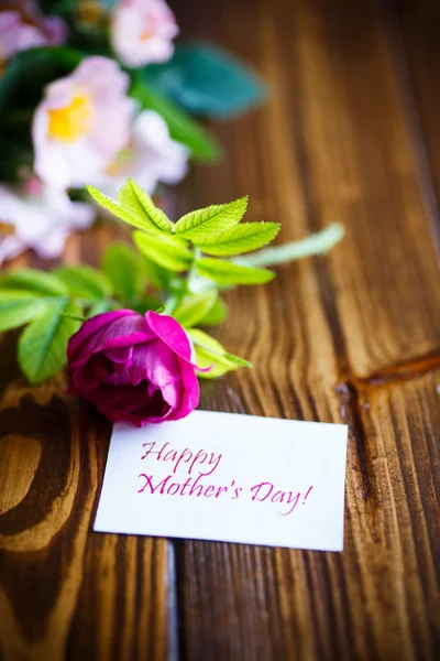 Piękne Róże Kwitnące Karty Pozdrowieniami Dla Matki Drewnianym Stole — Zdjęcie stockowe