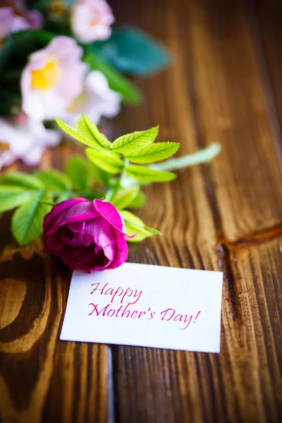 Hermosas Rosas Flor Una Tarjeta Felicitación Para Madre Una Mesa — Foto de Stock