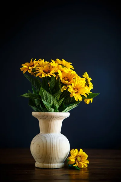 黒の背景に黄色の大きなデイジーの花束 — ストック写真