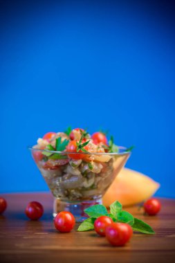 Fırında patlıcan ve biber domates bir cam kase ile sıcak salata