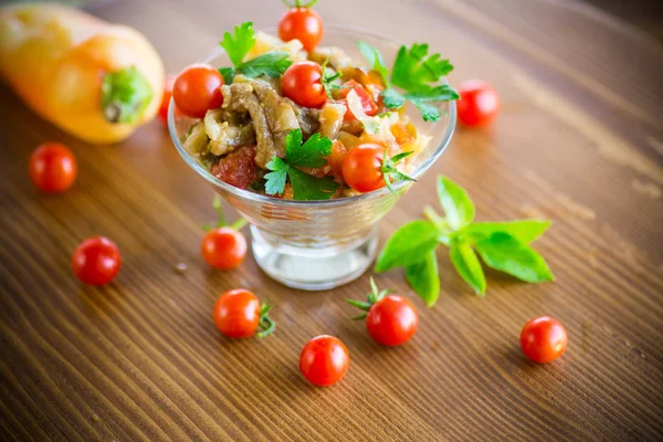 Ljummen Sallad Bakad Aubergine Och Paprika Med Körsbärstomater Glasskål — Stockfoto