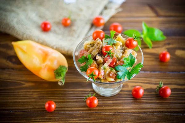 Ljummen Sallad Bakad Aubergine Och Paprika Med Körsbärstomater Glasskål — Stockfoto