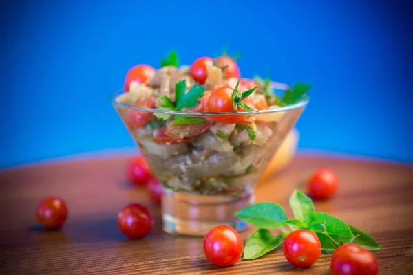 Una Ensalada Caliente Berenjena Horno Pimientos Con Tomates Cherry Tazón —  Fotos de Stock