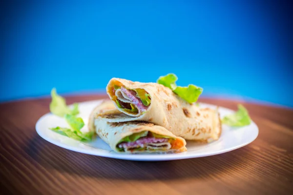 Panquecas Finas Com Folhas Salada Bacon Uma Chapa Fundo Azul — Fotografia de Stock