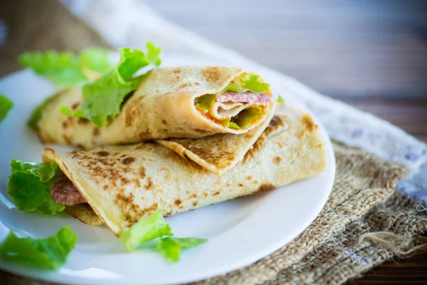 Tortitas Finas Con Hojas Ensalada Tocino Plato Sobre Una Mesa —  Fotos de Stock