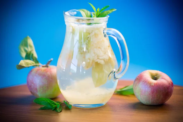 Compota Fría Dulce Verano Manzanas Frescas Con Una Ramita Menta —  Fotos de Stock