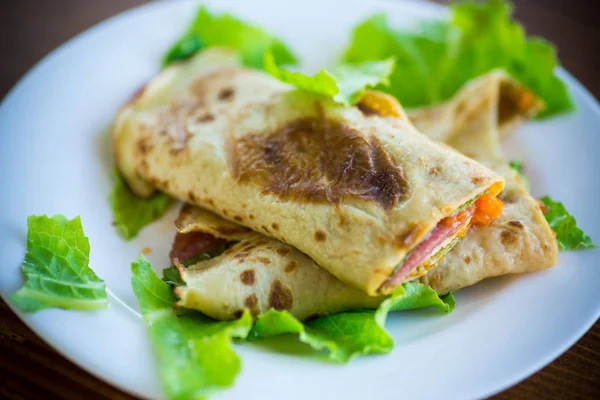 Panquecas Finas Com Folhas Salada Bacon Uma Chapa Uma Mesa — Fotografia de Stock