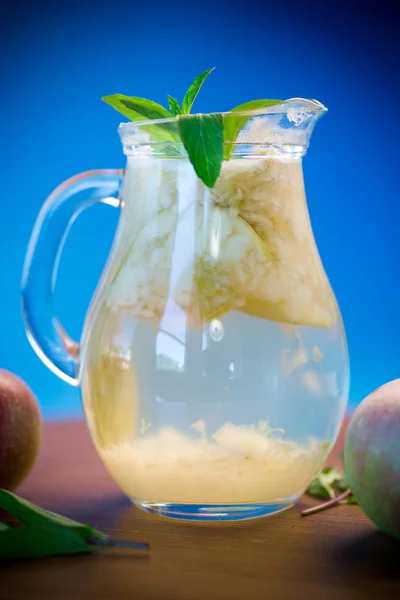 ガラスのデカンタでミントの小枝を新鮮なリンゴの夏の甘い冷たいコンポート — ストック写真