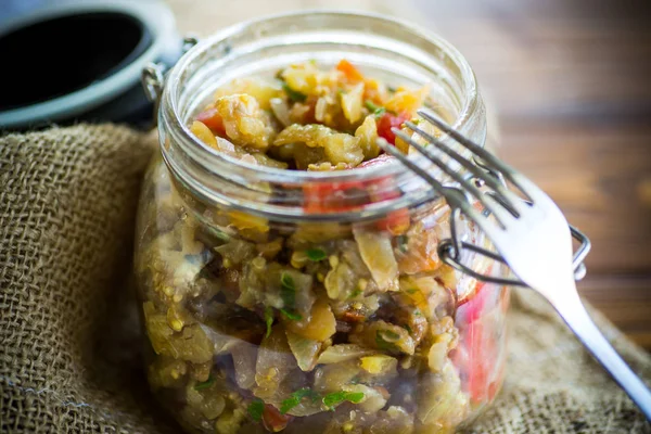 Ein Warmer Salat Aus Gebackenen Auberginen Und Paprika Mit Kirschtomaten — Stockfoto