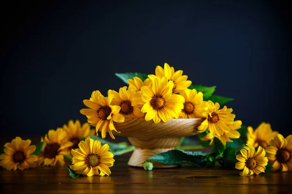 黒の背景に黄色の大きなデイジーの花束 — ストック写真