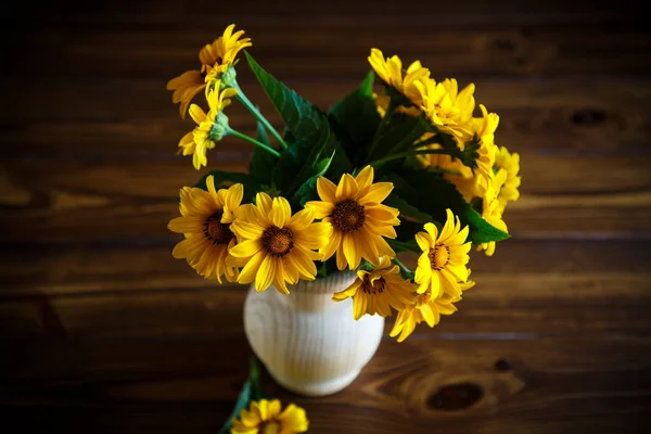 黒の背景に黄色の大きなデイジーの花束 — ストック写真