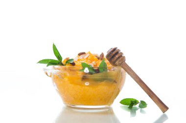 Kuru üzüm ve fındık beyaz zemin üzerinde bir cam kasede ile haşlanmış tatlı kabak püresi