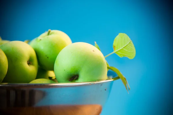 Manzanas Jugosas Verdes Tazón Sobre Fondo Azul — Foto de Stock