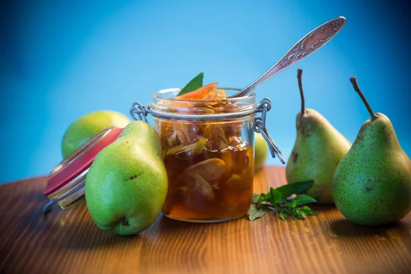 Süße Fruchtmarmelade Mit Äpfeln Und Birnen Einem Glas Auf Blauem — Stockfoto