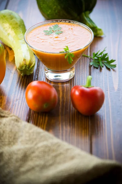 Hemmagjord Vegetabilisk Kaviar Med Zucchini Glasskål Ett Träbord — Stockfoto