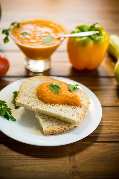 Caviar Caseiro Verduras Uma Parte Pão Uma Mesa Madeira — Fotografia de Stock