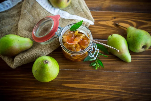 Süße Fruchtmarmelade Mit Äpfeln Und Birnen Glas Auf Einem Holztisch — Stockfoto