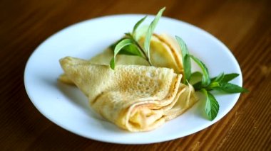 tatlı ince bir plaka reçel krep