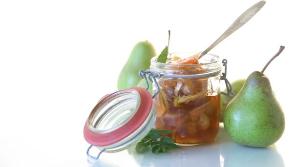 Zoete vruchten jam met appels en peren in een glazen pot — Stockvideo